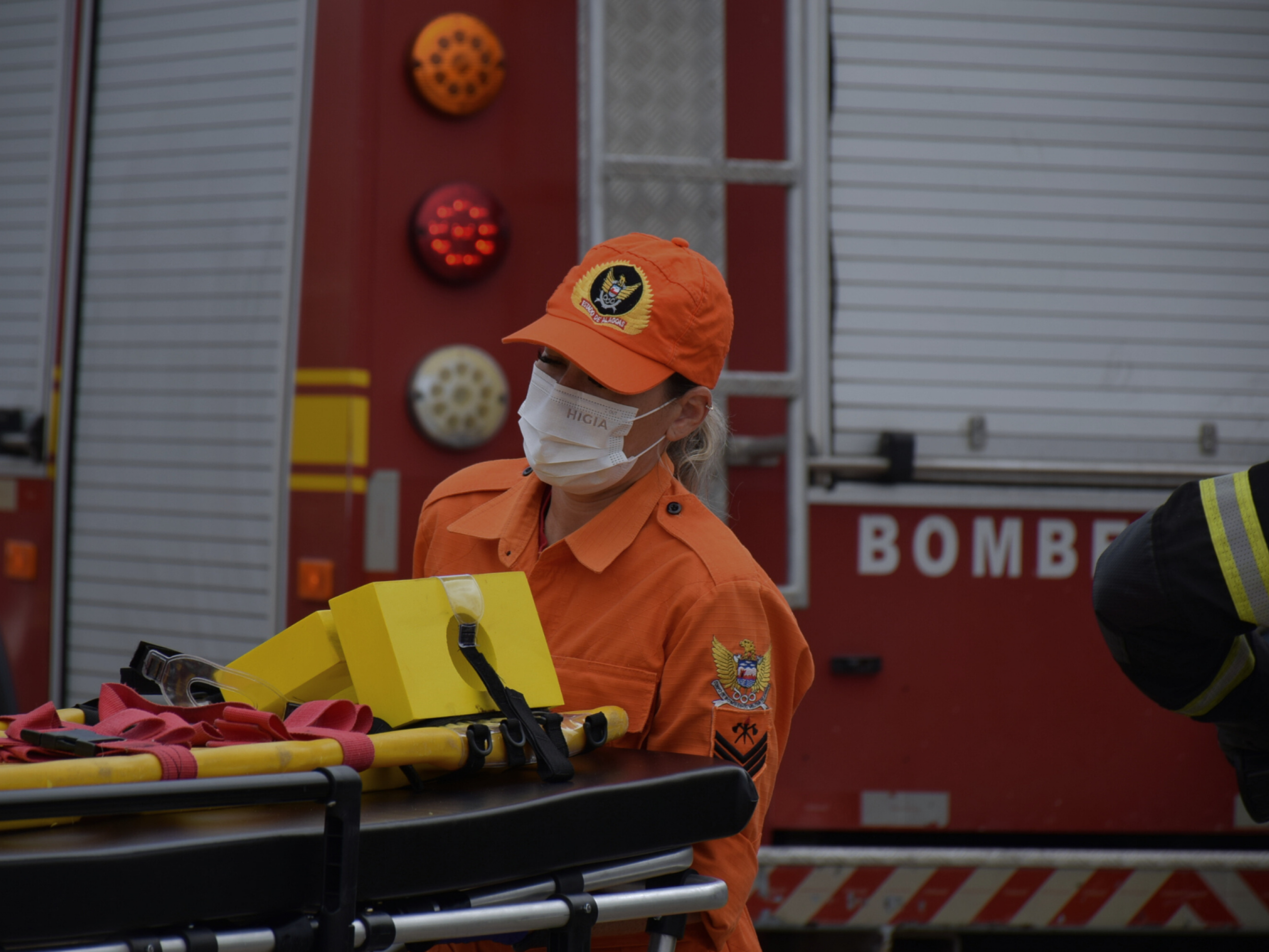 Corpo de Bombeiros controla risco de incêndio após capotamento de carro em Flexeiras