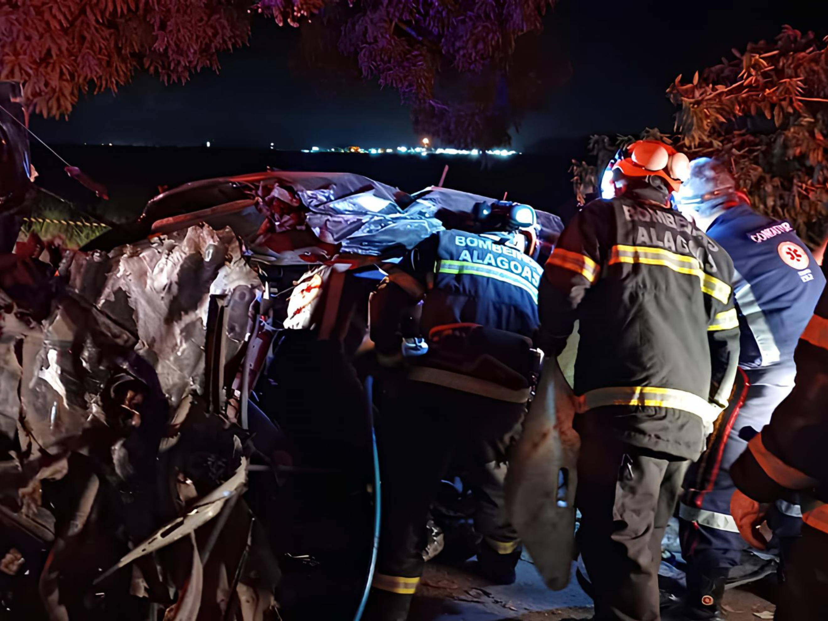 Bombeiros resgatam vítimas de colisão de carro contra árvore no Pilar