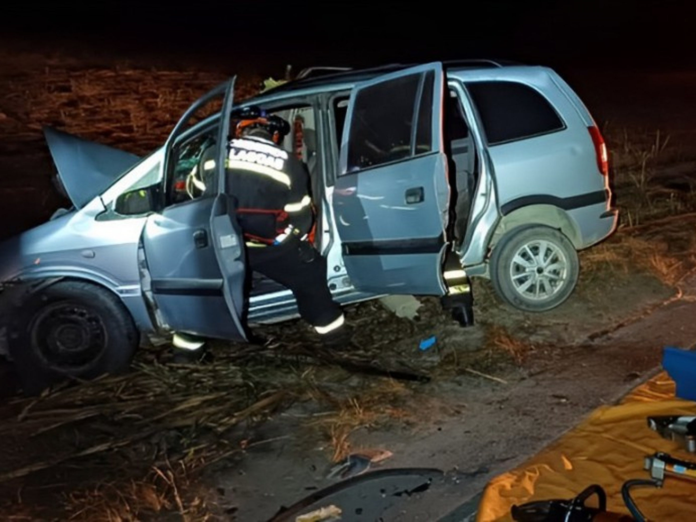 Corpo de Bombeiros resgata homem preso em ferragens após colisão entre carro e ônibus em Atalaia