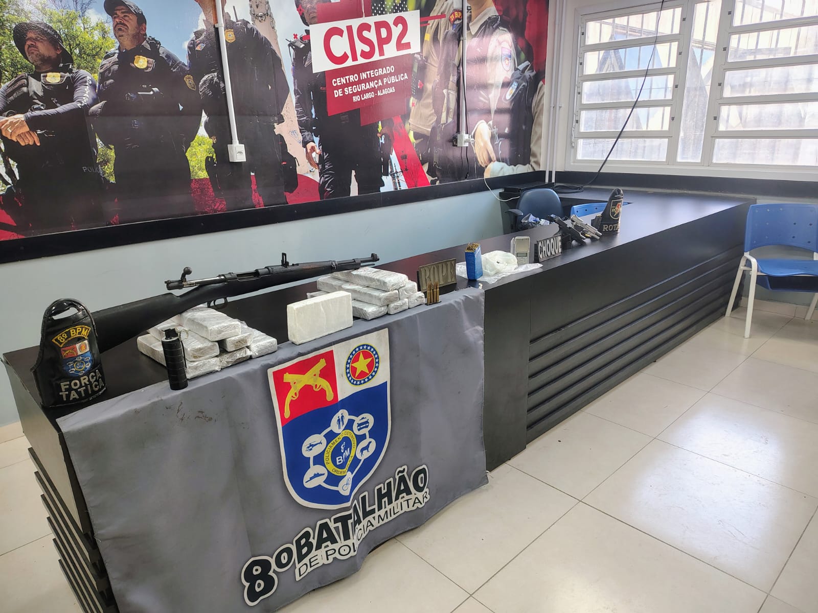 PM apreende fuzil, pistolas e 11 kg de drogas em operação em Rio Largo