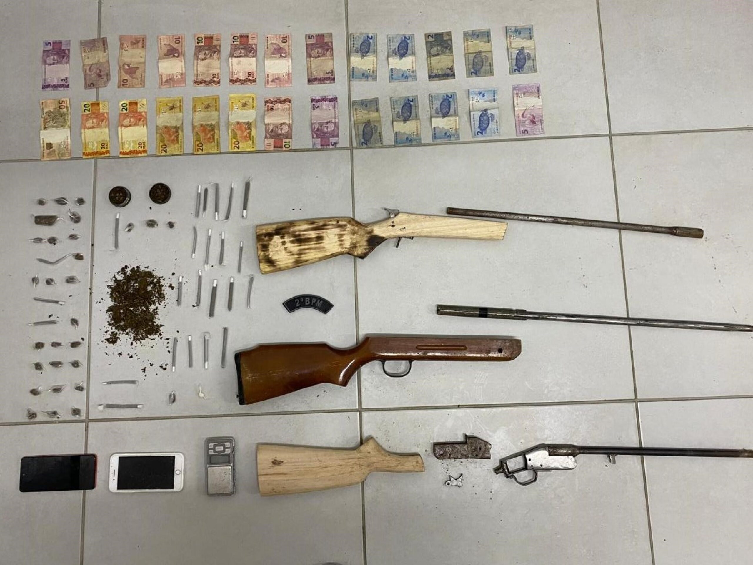 Após denúncias, PM apreende três armas de fogo e 2 kg de cocaína na Zona da Mata alagoana