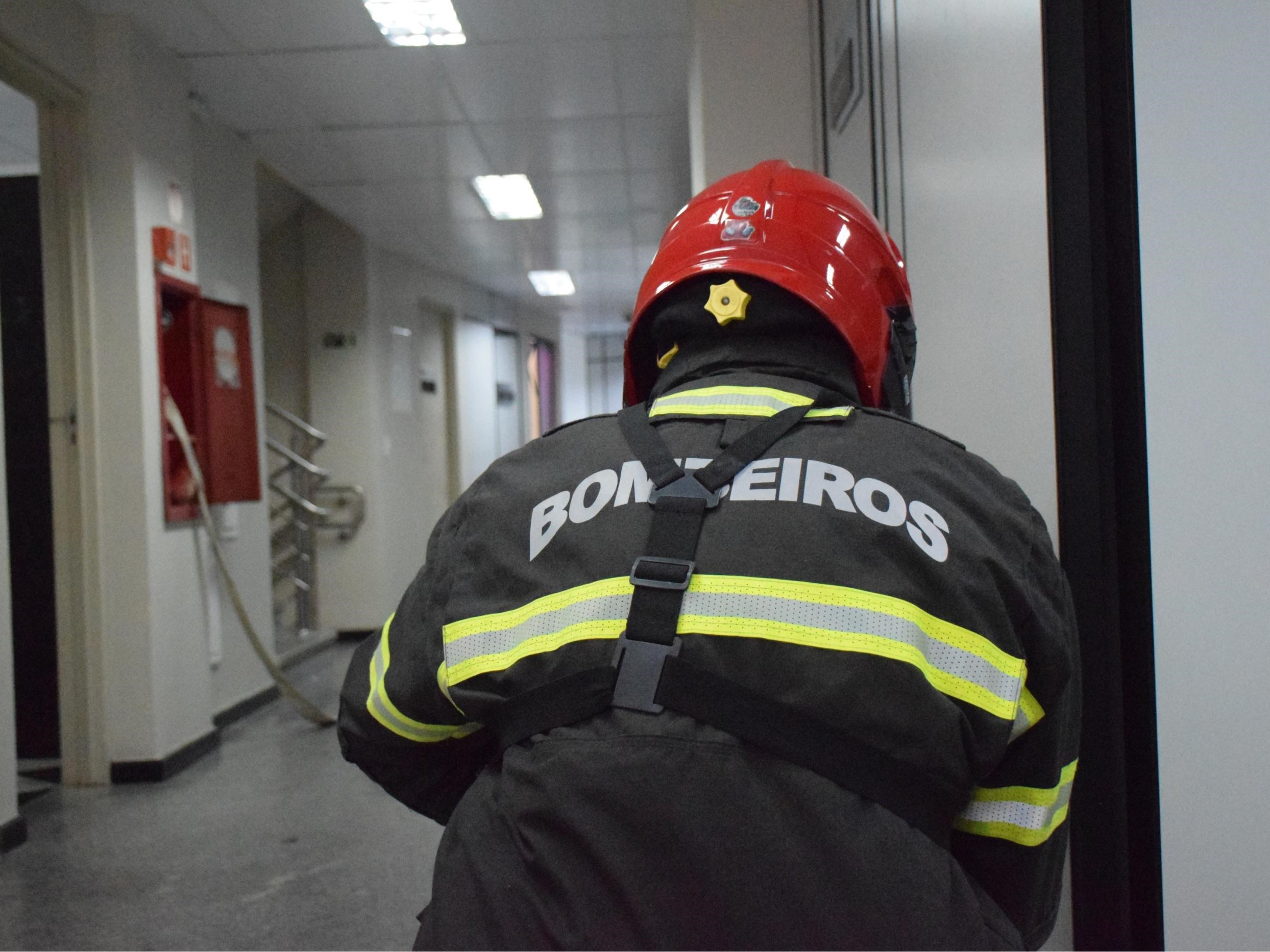 Bombeira de folga foi fundamental na evacuação de prédio durante incêndio em Maceió