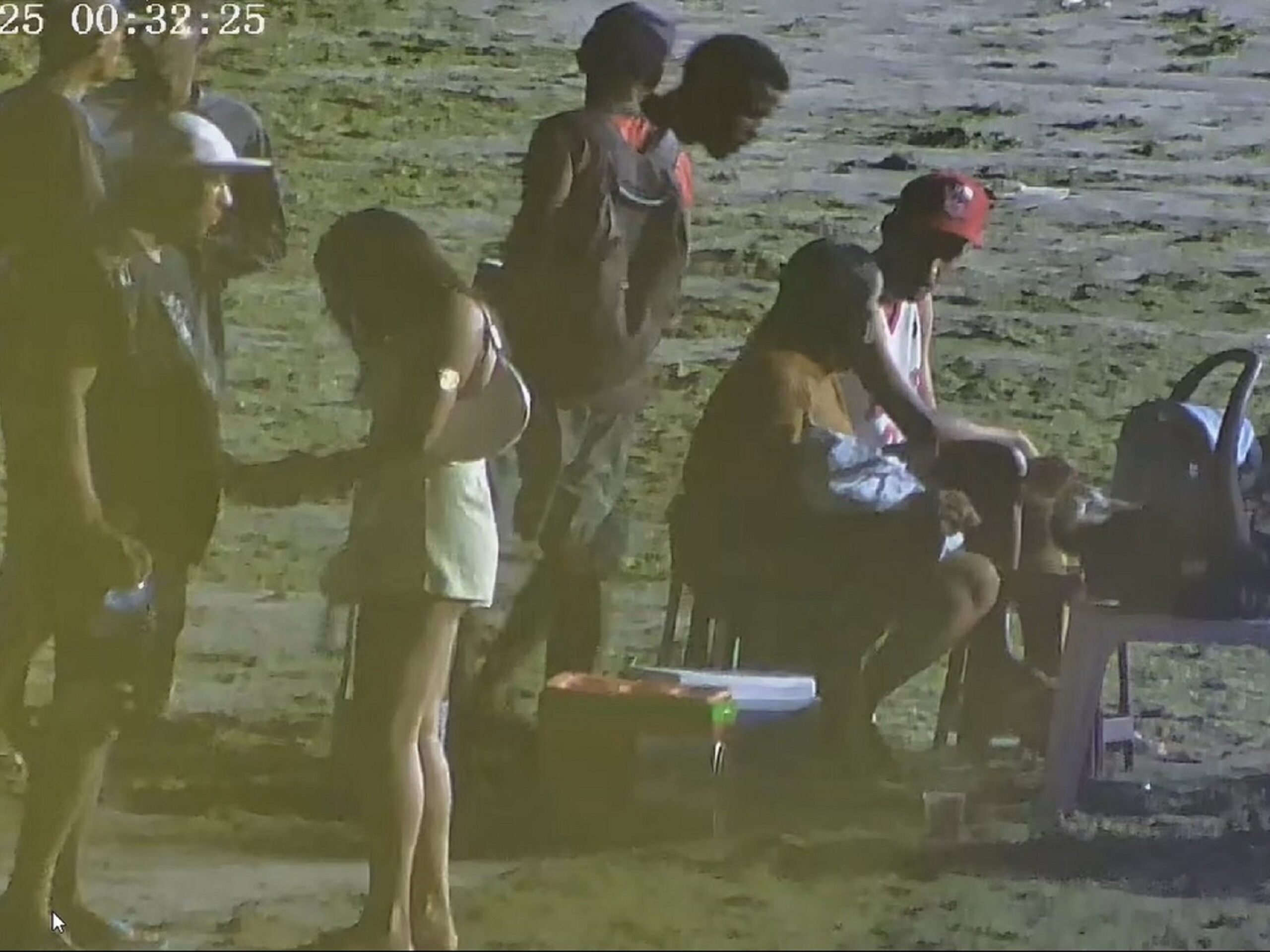 Videomonitoramento ajuda PM a prender trio que vendia drogas perto de bebê na Ponta Verde