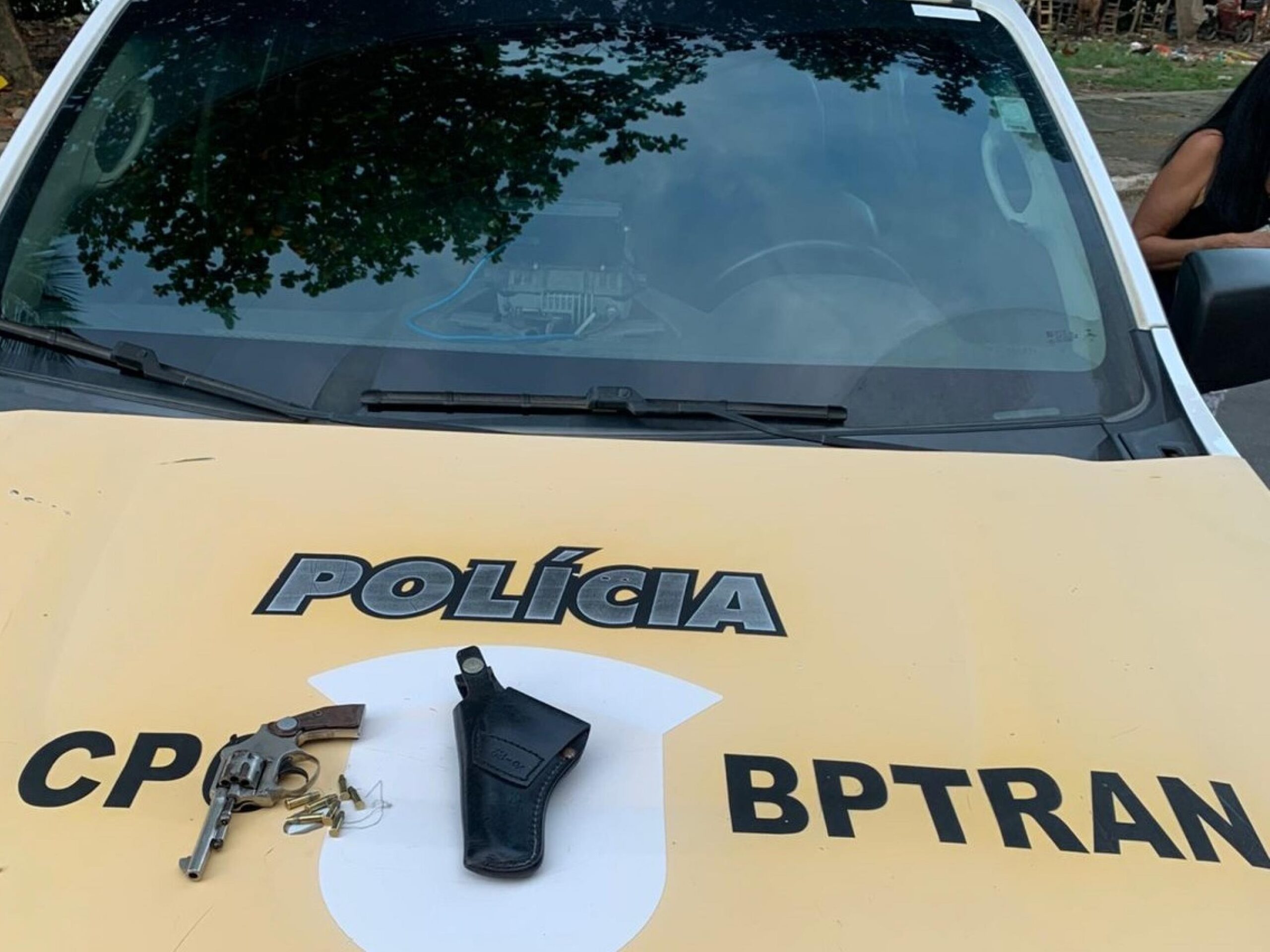 Batalhão de Trânsito flagra condutora armada durante blitz no Vergel do Lago