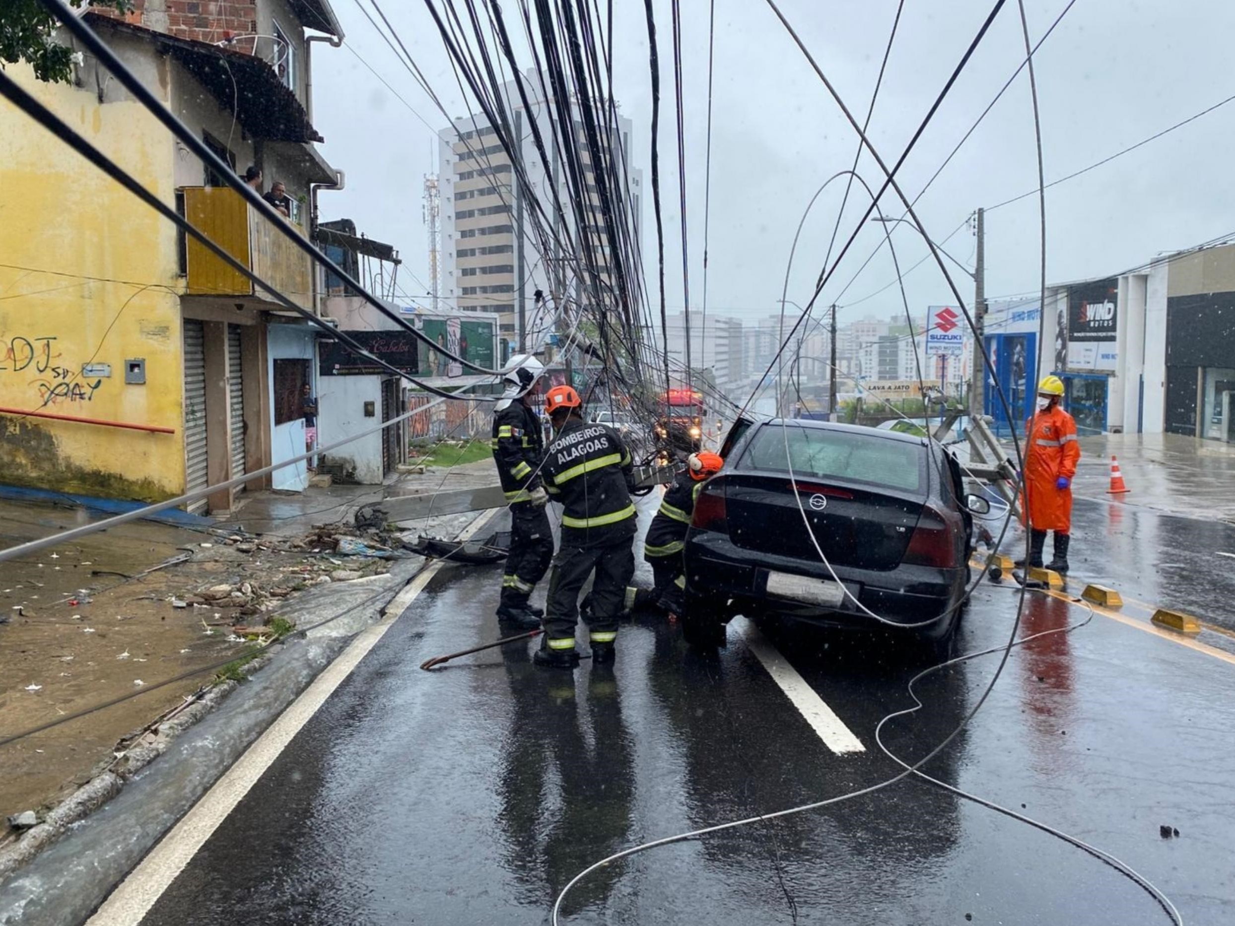 Corpo de Bombeiros socorre homem ferido após colisão de carro contra poste em Maceió