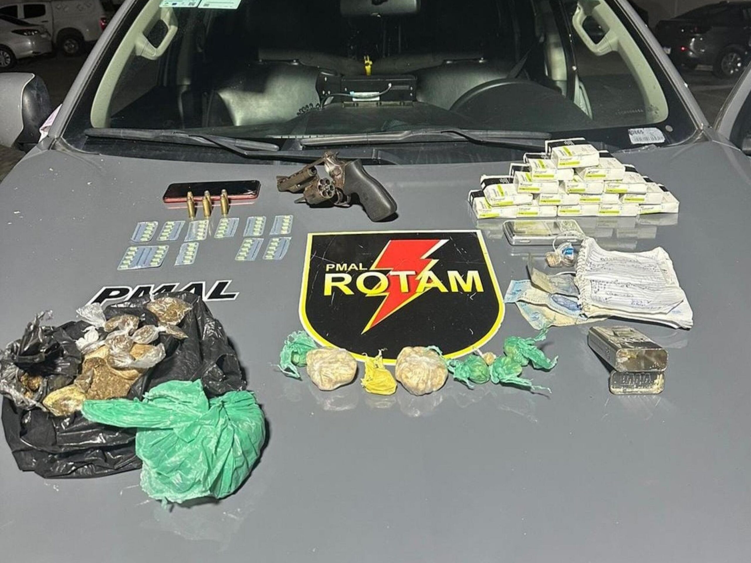 PM flagra crimes de tráfico e porte ilegal de arma de fogo durante abordagens em Maceió