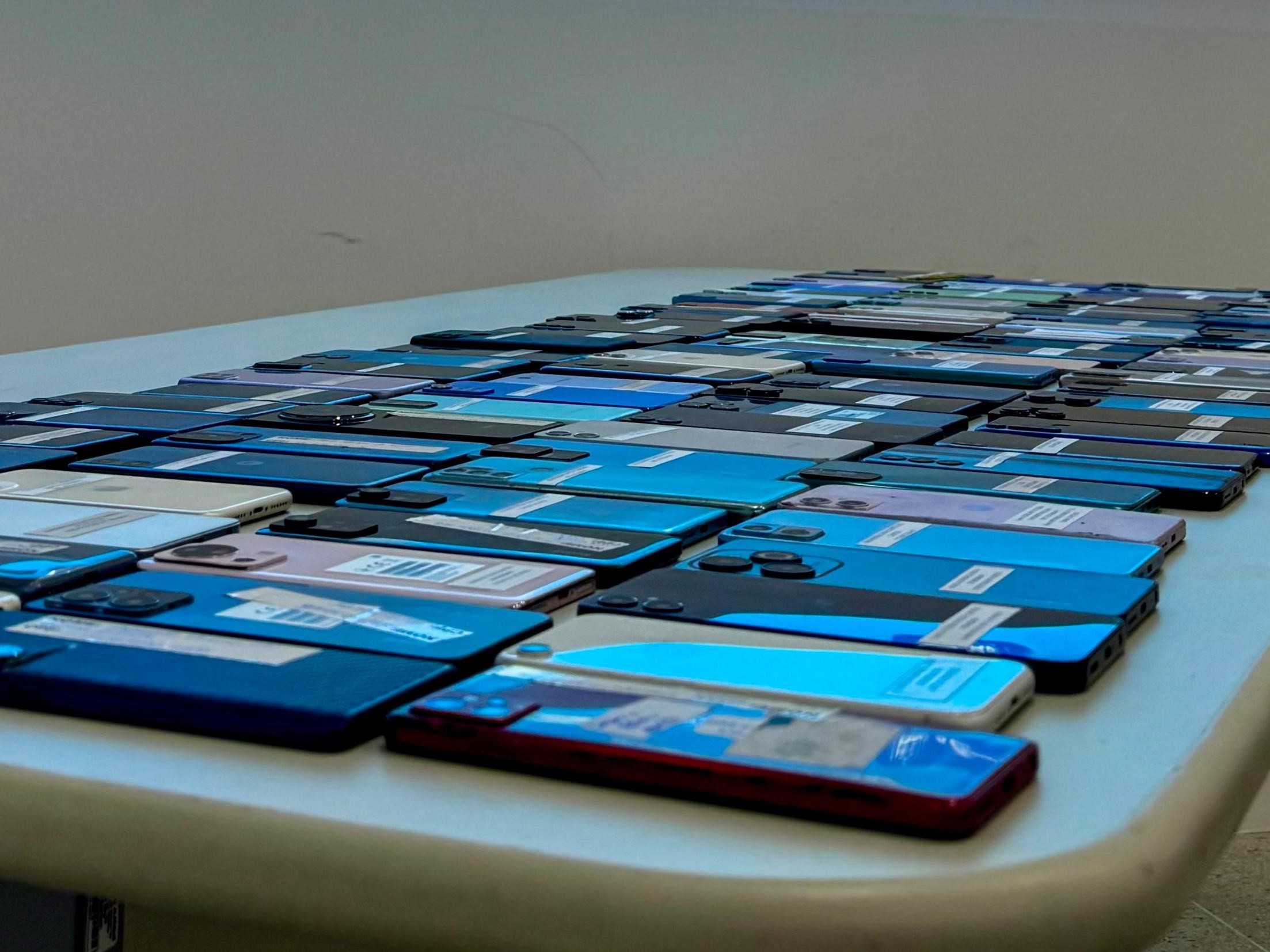 Mais 140 alagoanos recebem celulares recuperados pela SSP