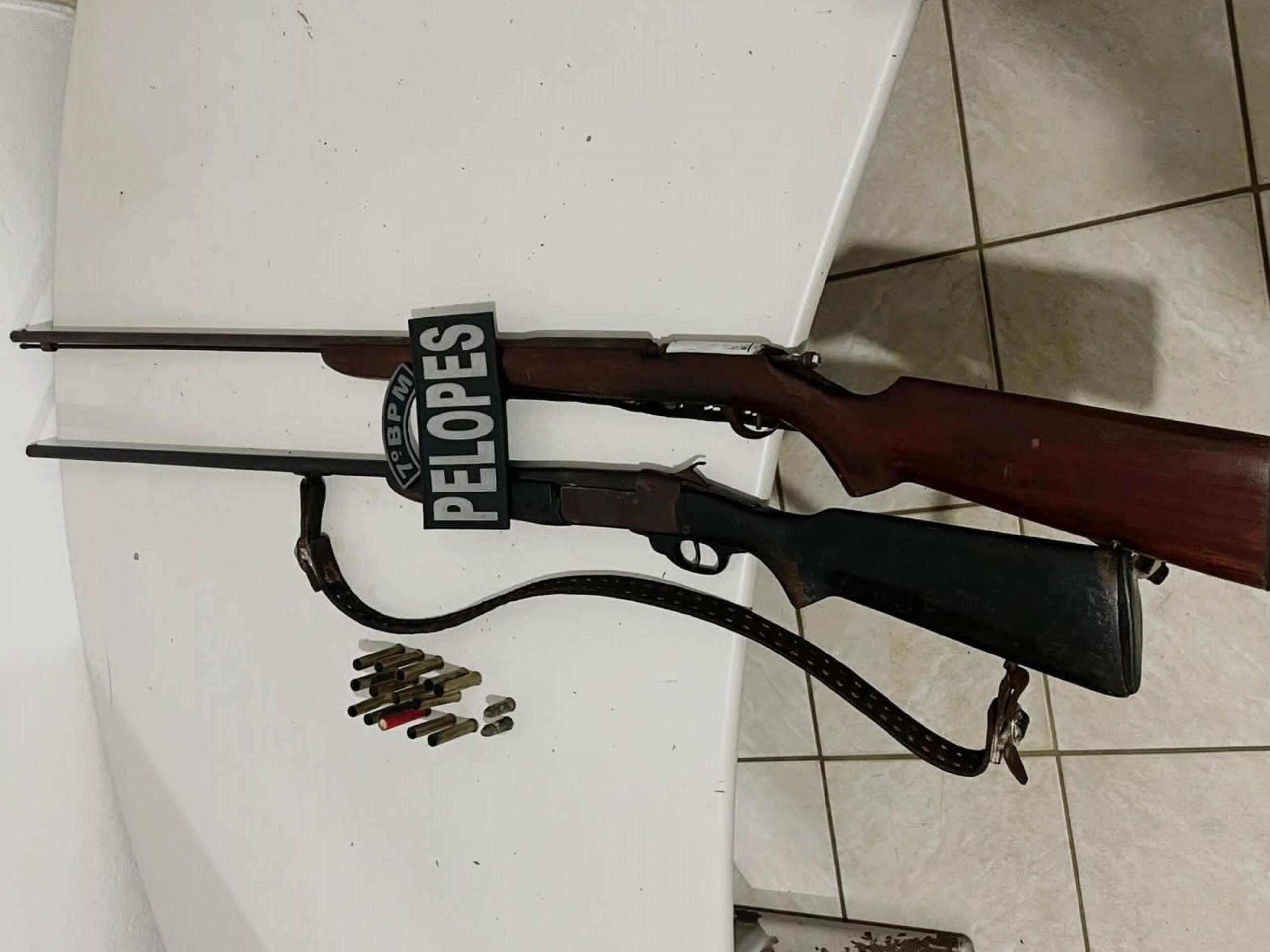 Ações operacionais da PM apreendem armas de fogo e recuperam veículo