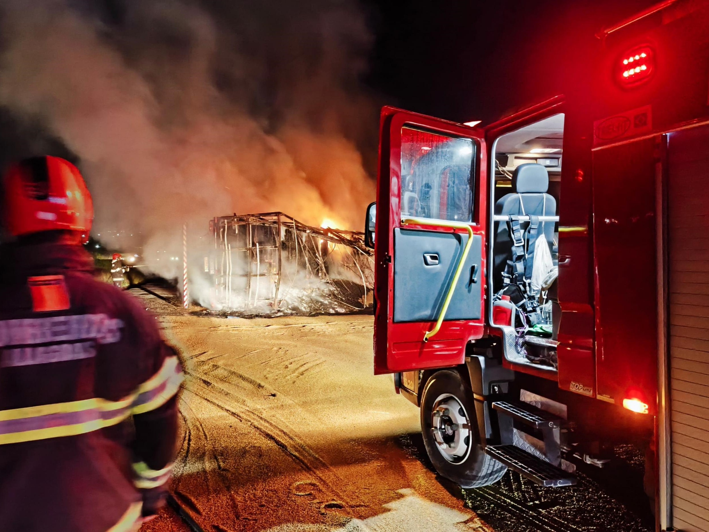 Bombeiros controlam incêndio após tombamento de caminhão em São Sebastião