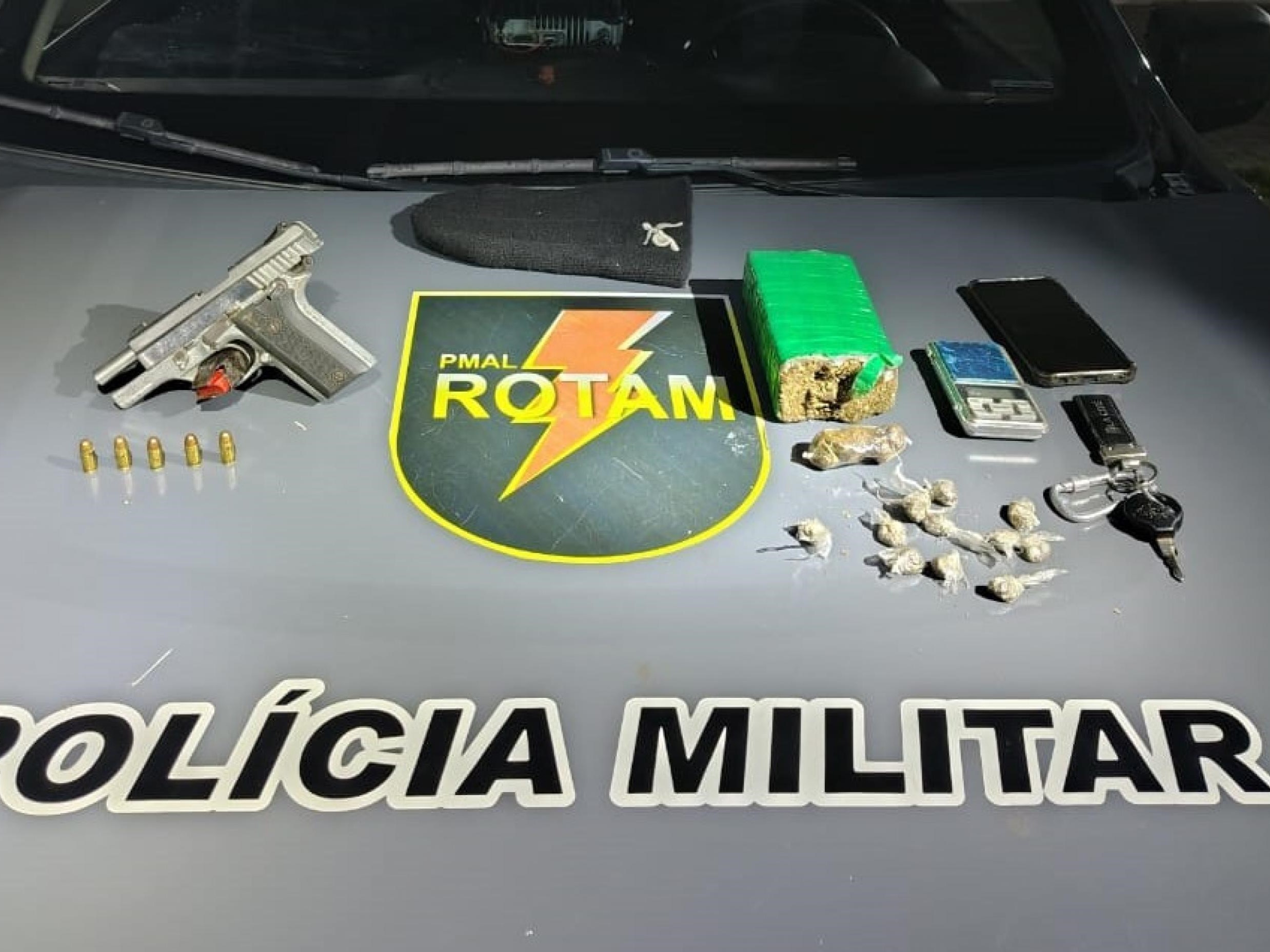 Em ações de combate ao tráfico, PM-AL apreende drogas e arma na parte alta de Maceió