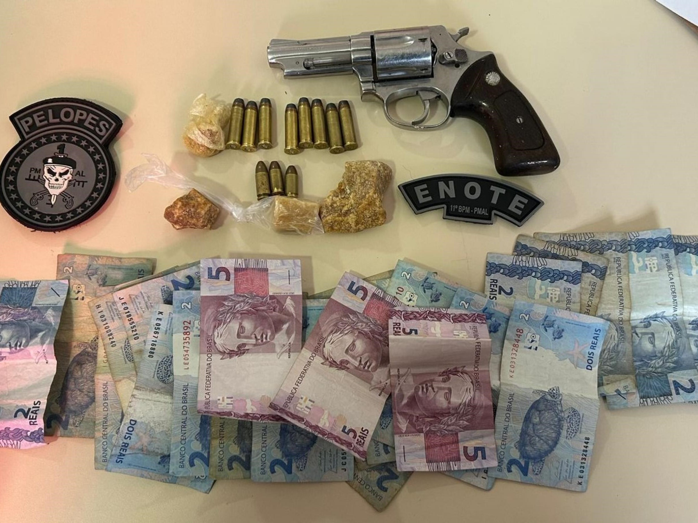 Polícia Militar apreende drogas e prende foragido da Justiça