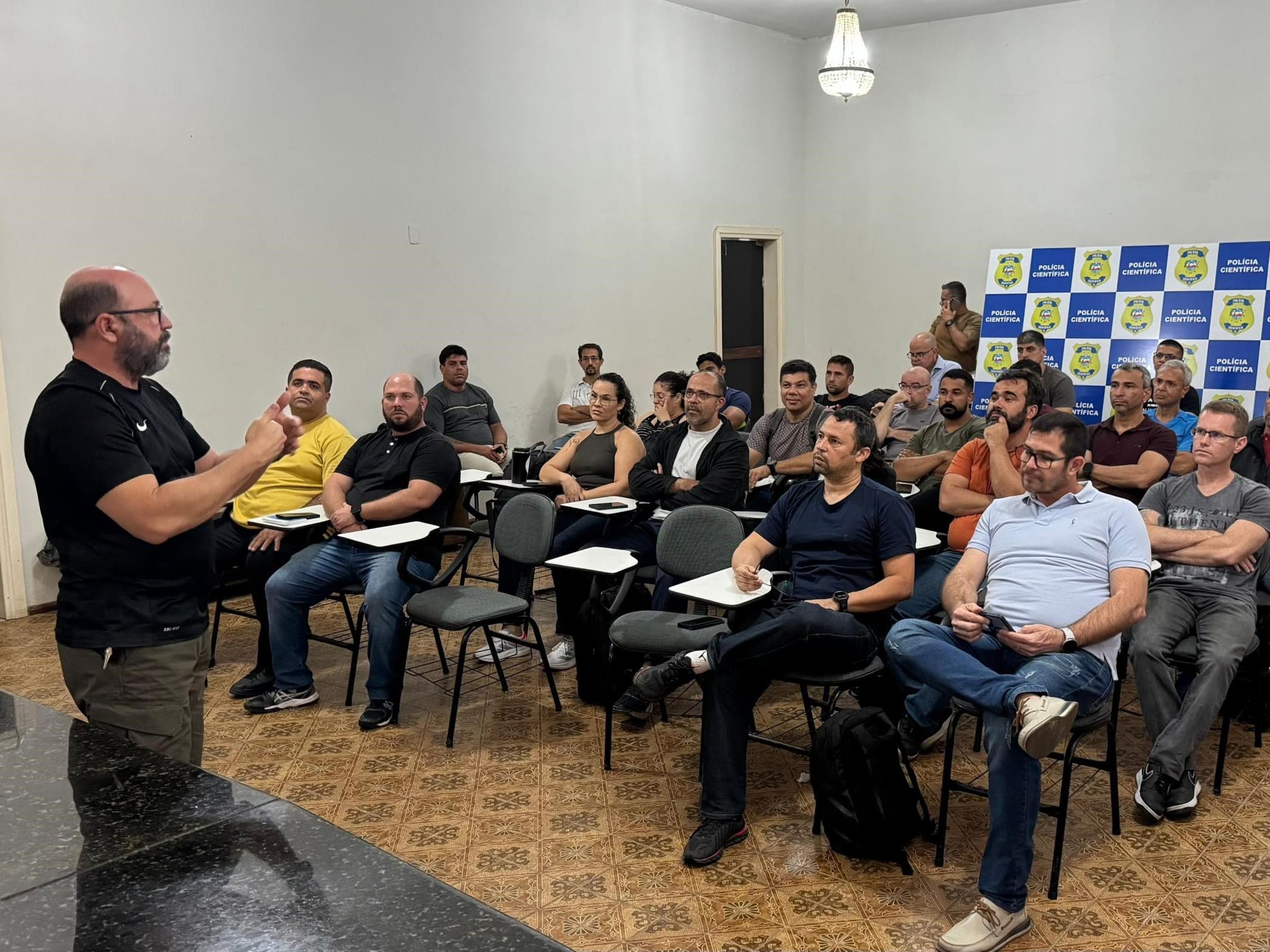 Alunos do curso de Engenharia de Manutenção Bélica realizam visita técnica à Polícia Científica