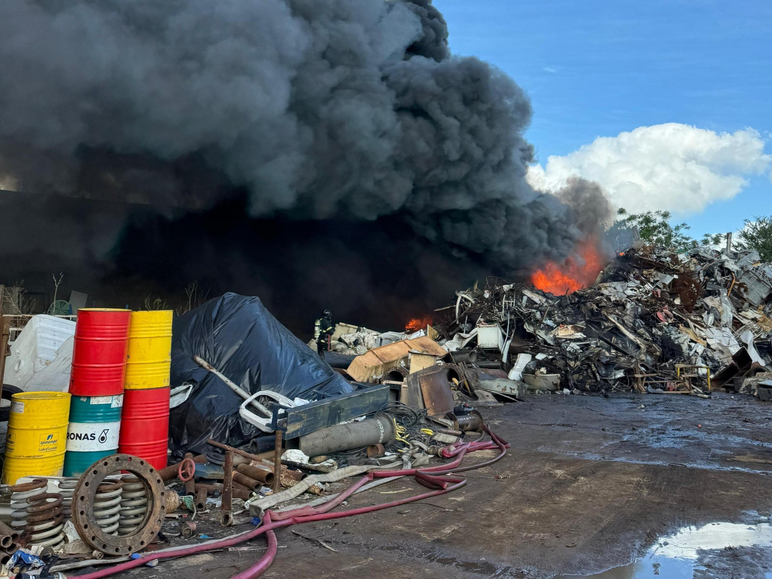 Bombeiros controlam incêndio em ferro-velho em Arapiraca