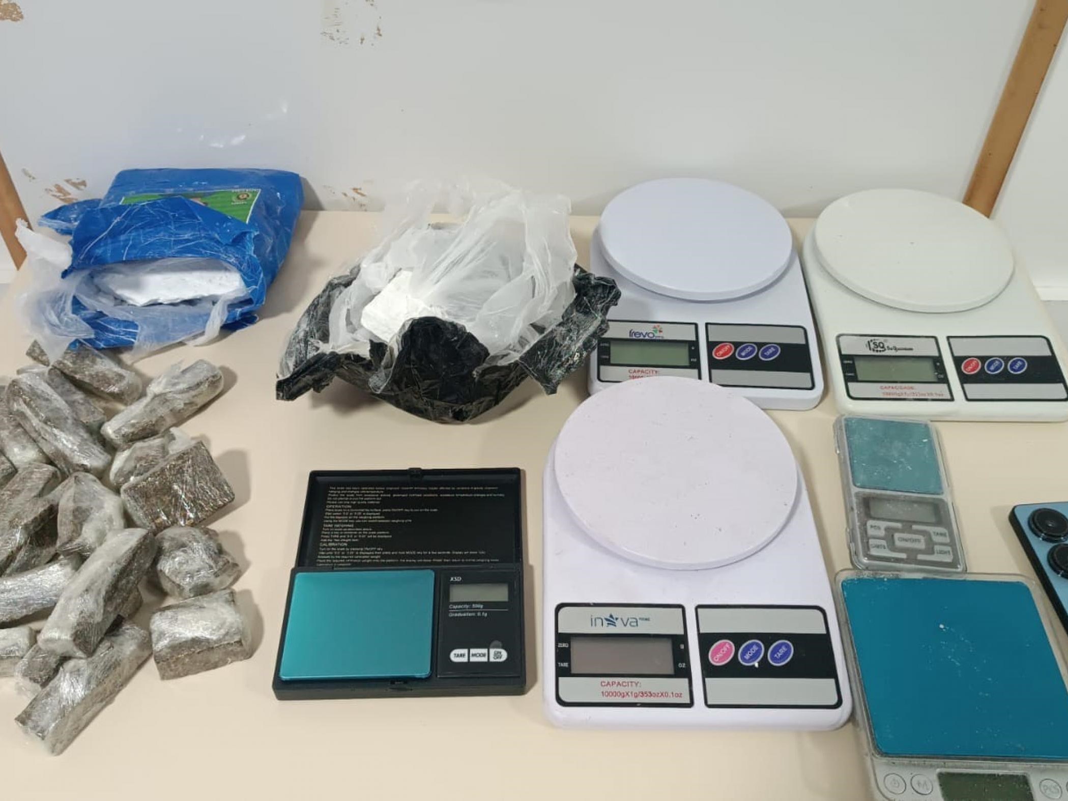 Denúncia anônima leva PM a apreender um quilo de droga no bairro de Ponta Grossa