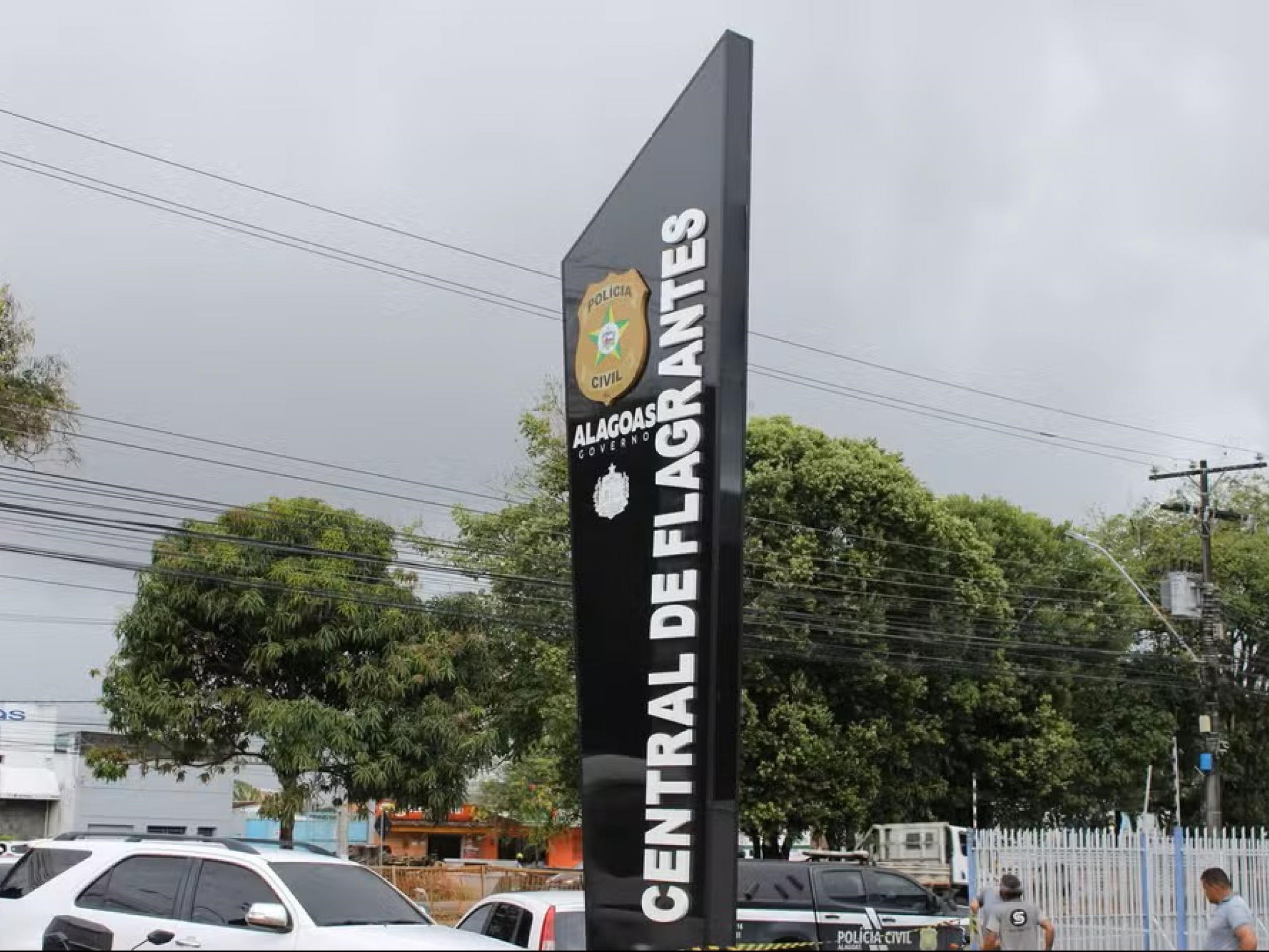Mulher é autuada por stalking após perseguir família com criança em shopping de Maceió