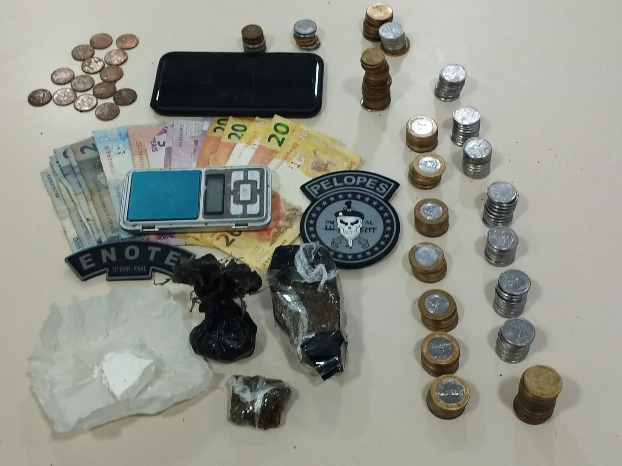 PM encontra arma e drogas em mochila infantil após abordagem em Teotônio Vilela