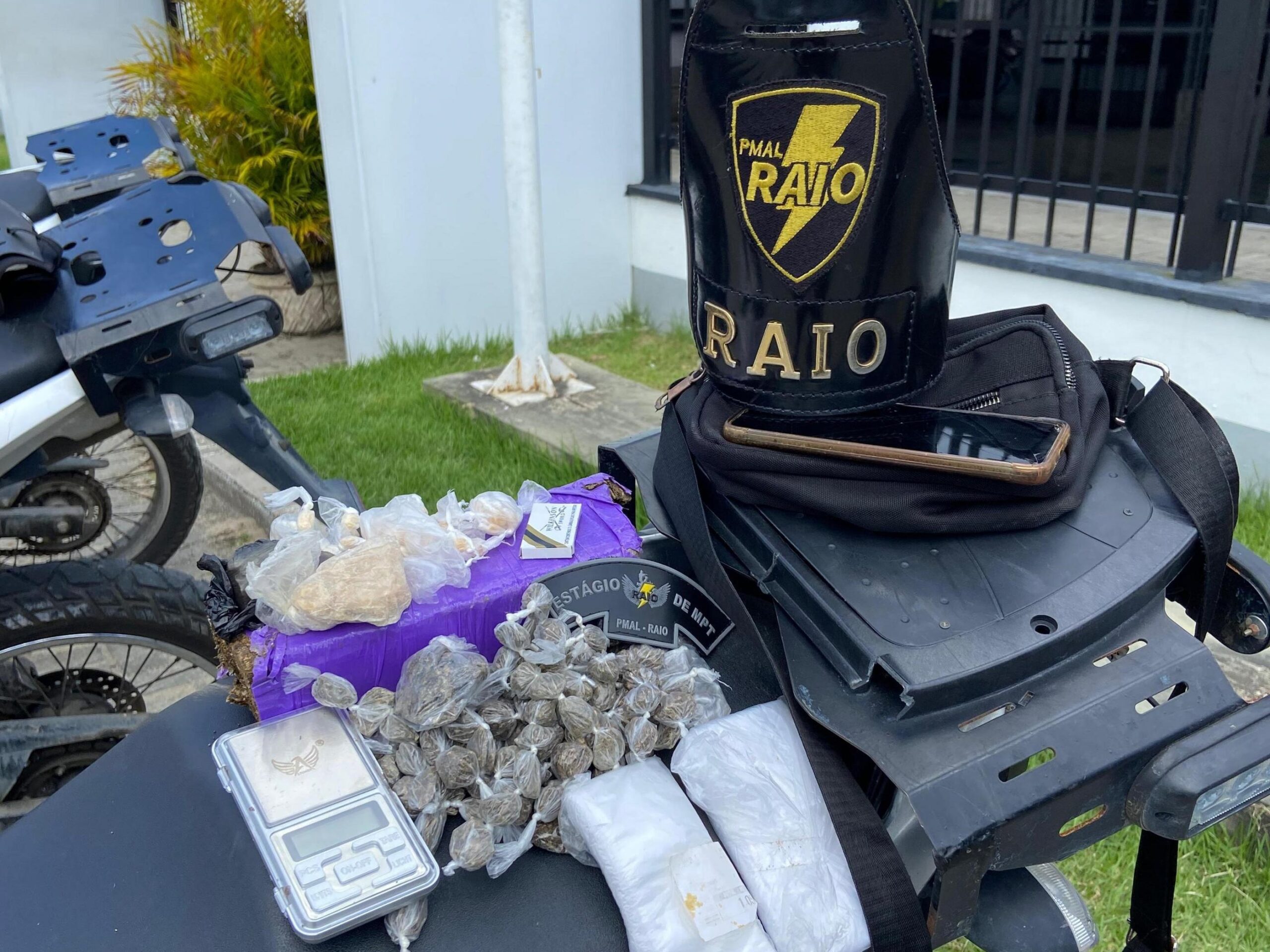 PM flagra homem com maconha, crack e cocaína no Benedito Bentes