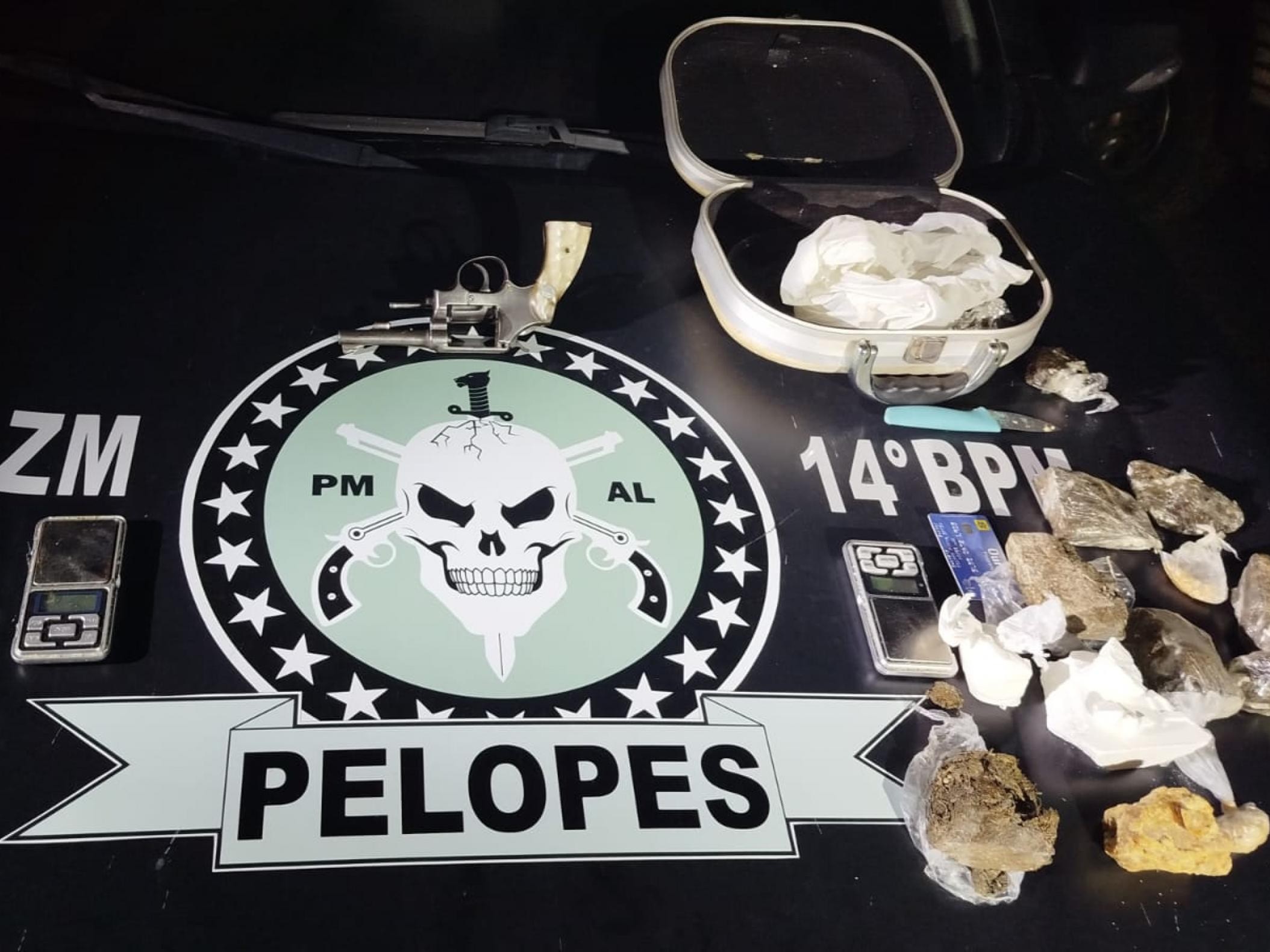 PM flagra mãe e filha com arma e um quilo de drogas em Joaquim Gomes
