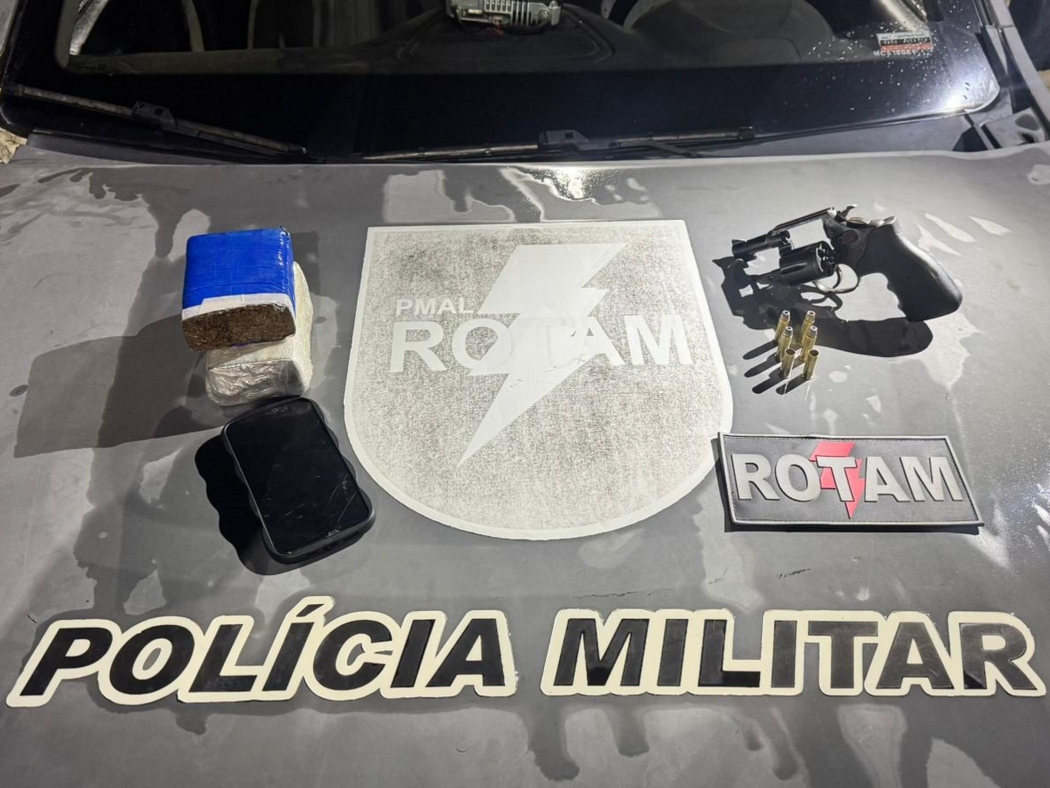 Ação integrada apreende arma e drogas após foragido da Justiça resistir à prisão, no José Tenório