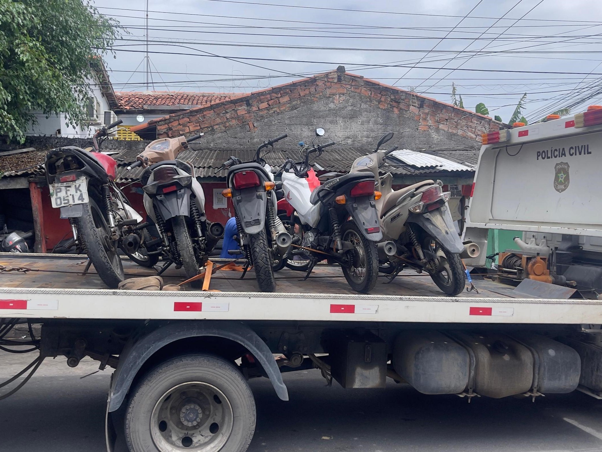 PM flagra desmanche de veículos durante ocorrência de furto no Feitosa