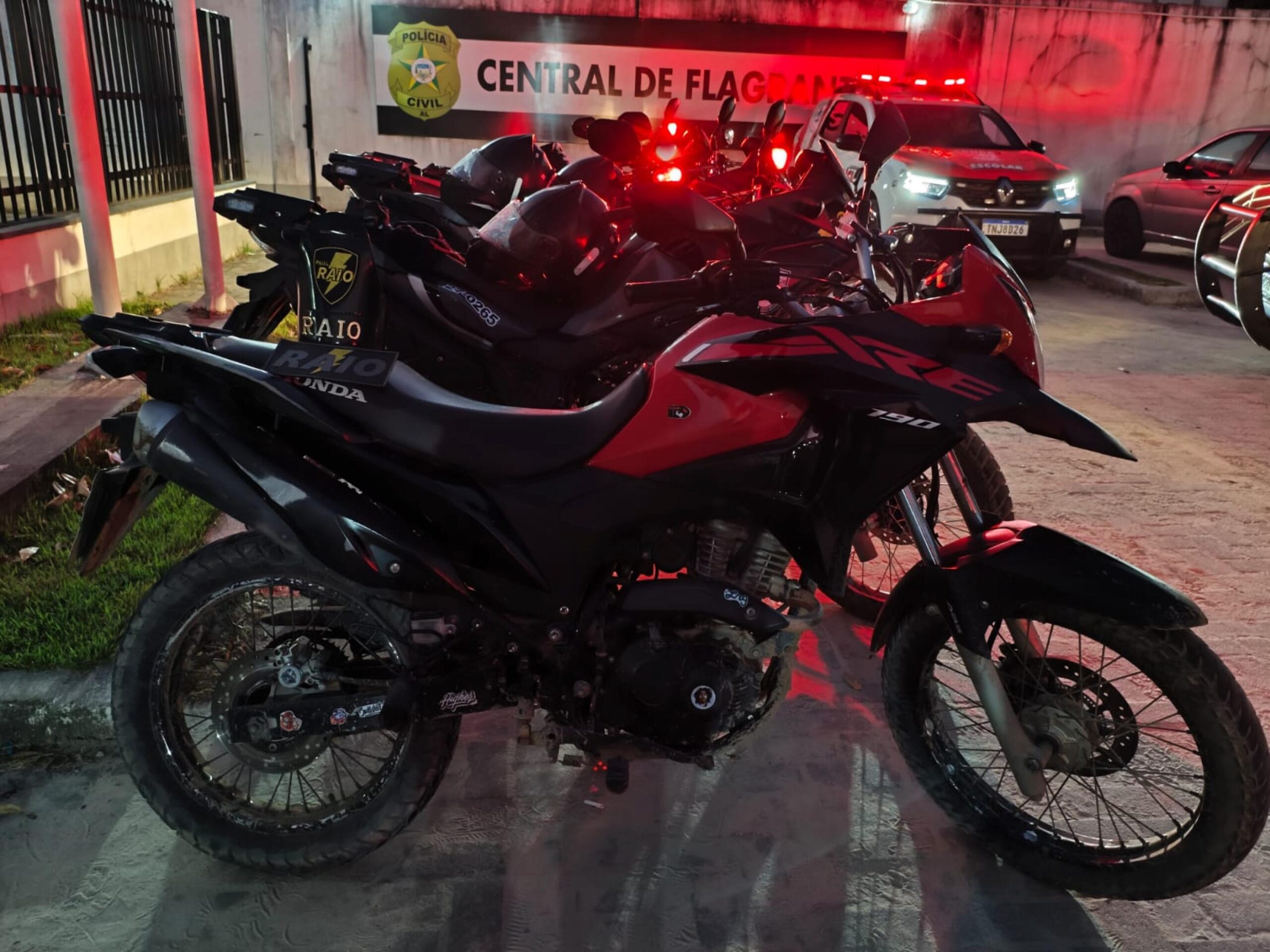 PM prende suspeitos e apreende drogas, arma e motocicleta