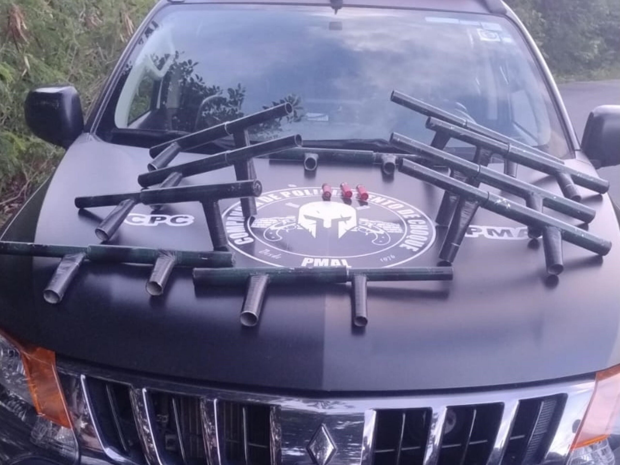 Operação Desarme: Polícia Militar apreende armas artesanais e munições em área de mata no Pontal da Barra