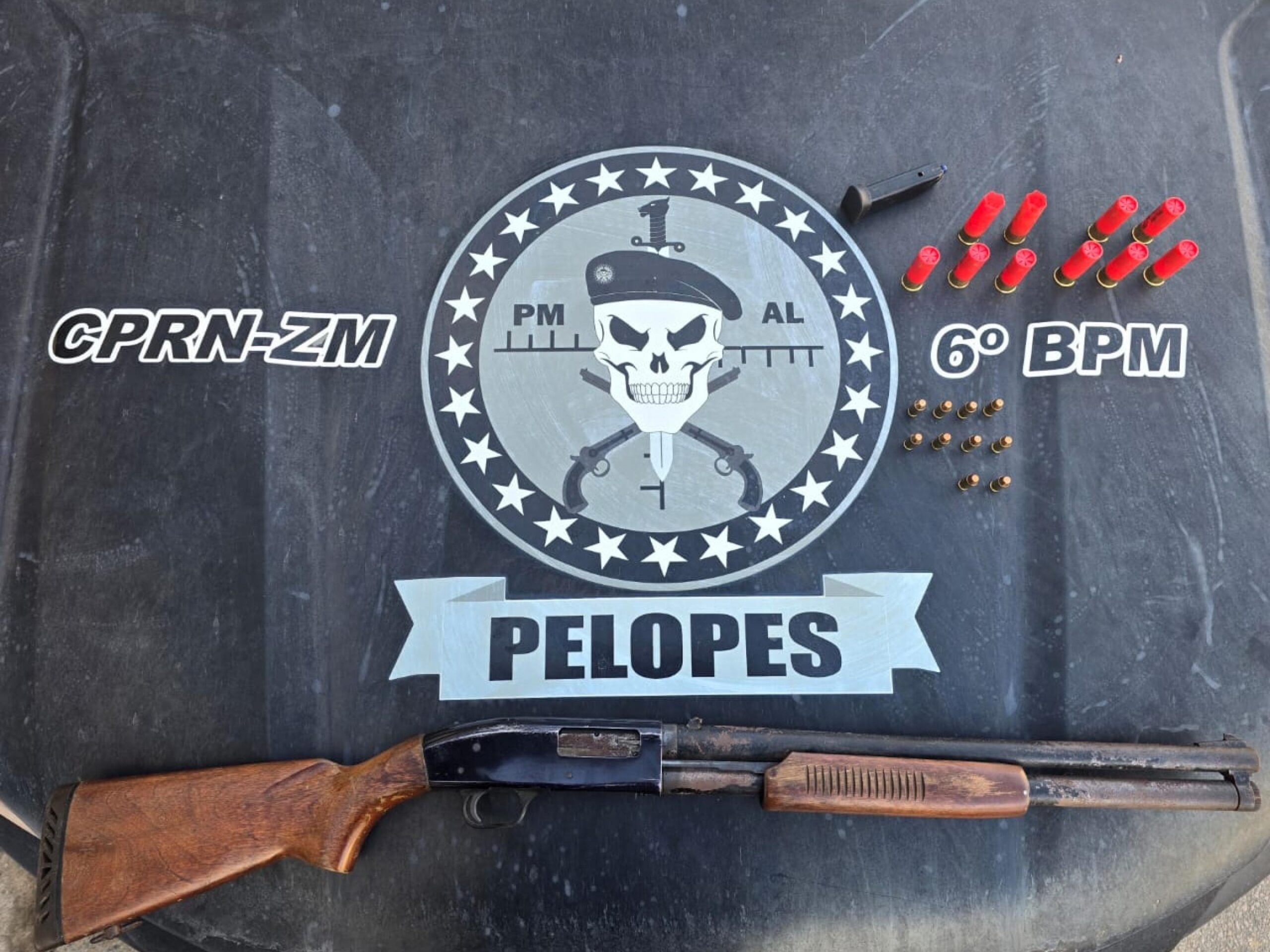 Polícia Militar apreende espingarda de grosso calibre e cumpre mandado de prisão no interior de Alagoas